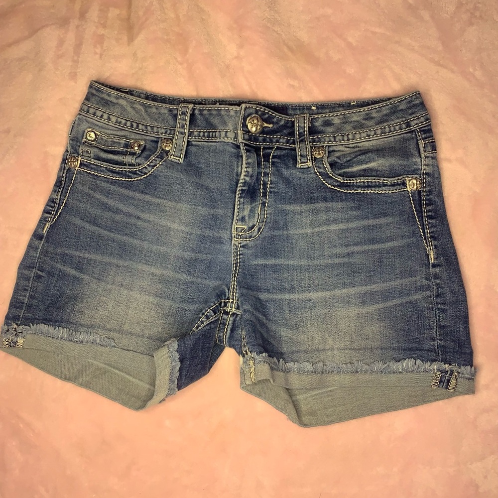 miss me mid-rise shorts w/ flower embroidery !! size 29